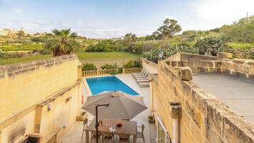 Hồ bơi ngoài trời