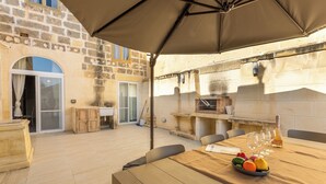 Casa familiar, 5 habitaciones, microondas (Surwig Gozitan Villa & Pool) | Restaurante al aire libre