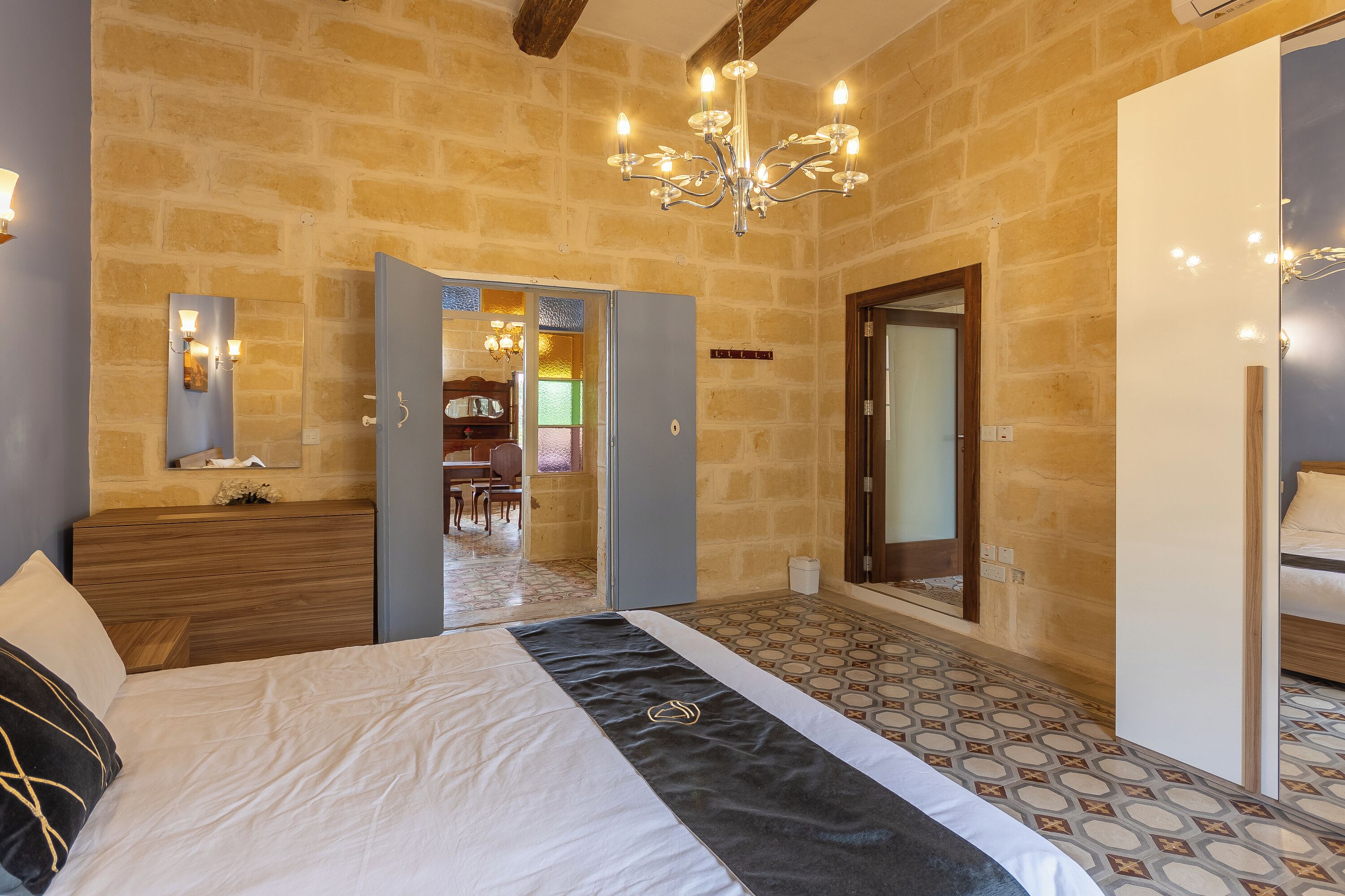 5 bedrooms, free WiFi, bed sheets