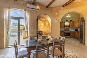 Familie huis, meerdere slaapkamers (Surwig Gozitan Villa & Pool) | Dineren