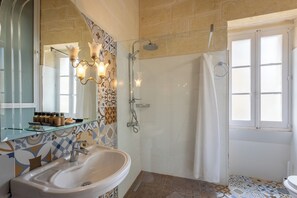 Familie huis, meerdere slaapkamers (Surwig Gozitan Villa & Pool) | Badkamer | Een aparte badkuip en douche, handdoeken, zeep, shampoo