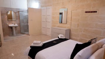 Family House, Multiple Bedrooms (Surwig Gozitan Villa & Pool) | 5 bedrooms, free WiFi, bed sheets