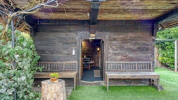 Family Chalet, Multiple Bedrooms (Sweet Dream Cottage) | Outdoor dining