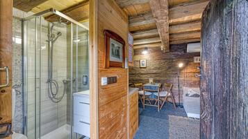 Family Chalet, Multiple Bedrooms (Sweet Dream Cottage) | Bathroom | Shower, towels, soap, shampoo