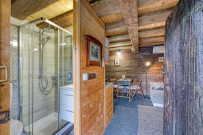 Chalet familial, plusieurs chambres (Sweet Dream Cottage) | Salle de bain | Douche, serviettes fournies, savon, shampooing