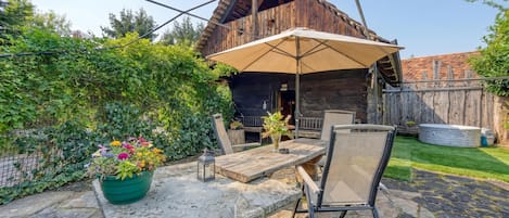 Family Chalet, Multiple Bedrooms (Sweet Dream Cottage) | Outdoor dining