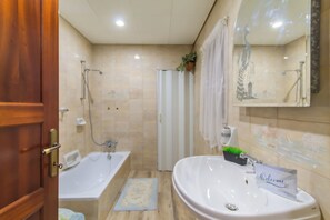 Maison mitoyenne Familiale, plusieurs chambres (Sunny Maltese townhouse Madonnina) | Salle de bain