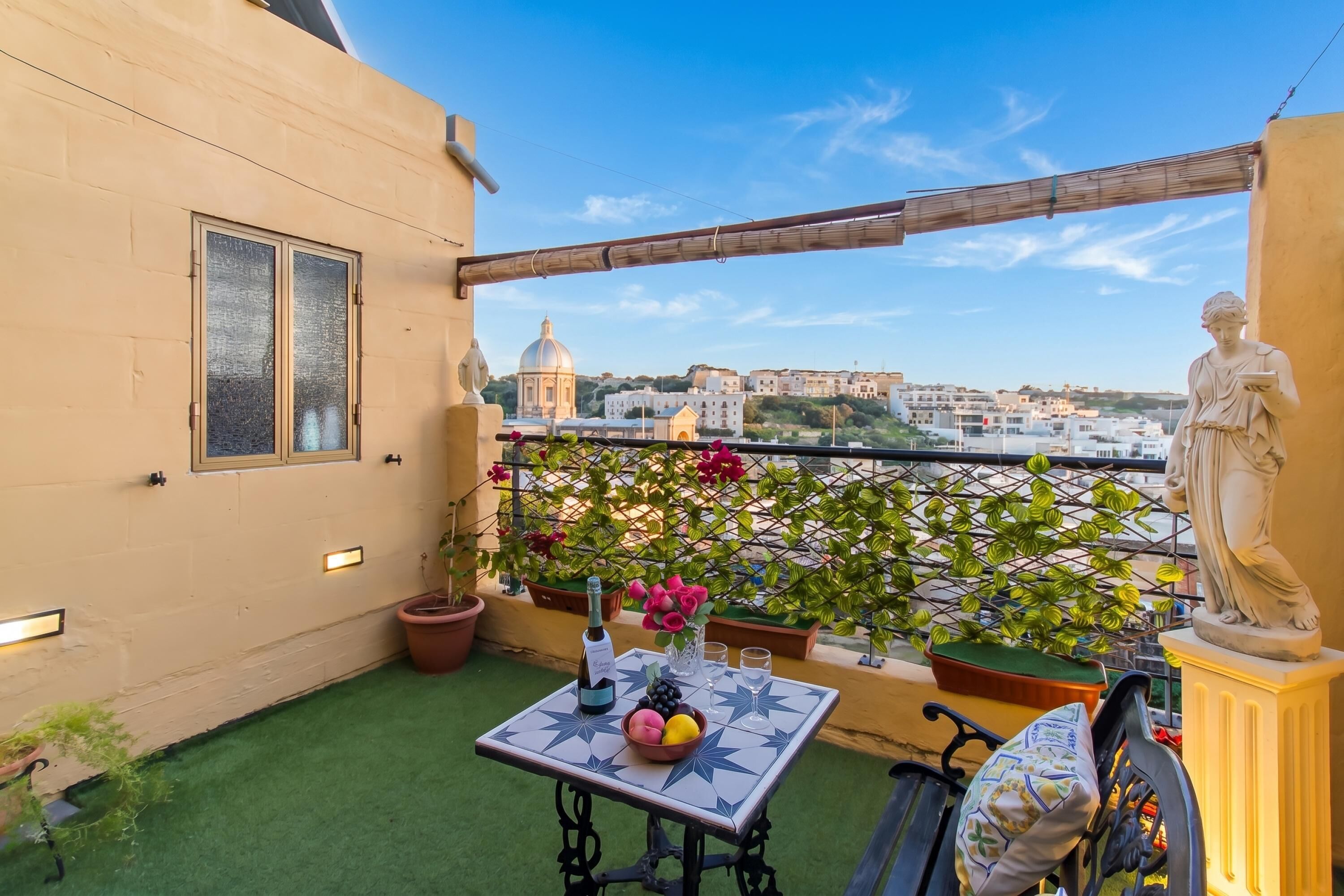 Casa de ciudad familiar, varias habitaciones, 2 baños (Sunny Maltese townhouse Madonnina) | Restaurante al aire libre