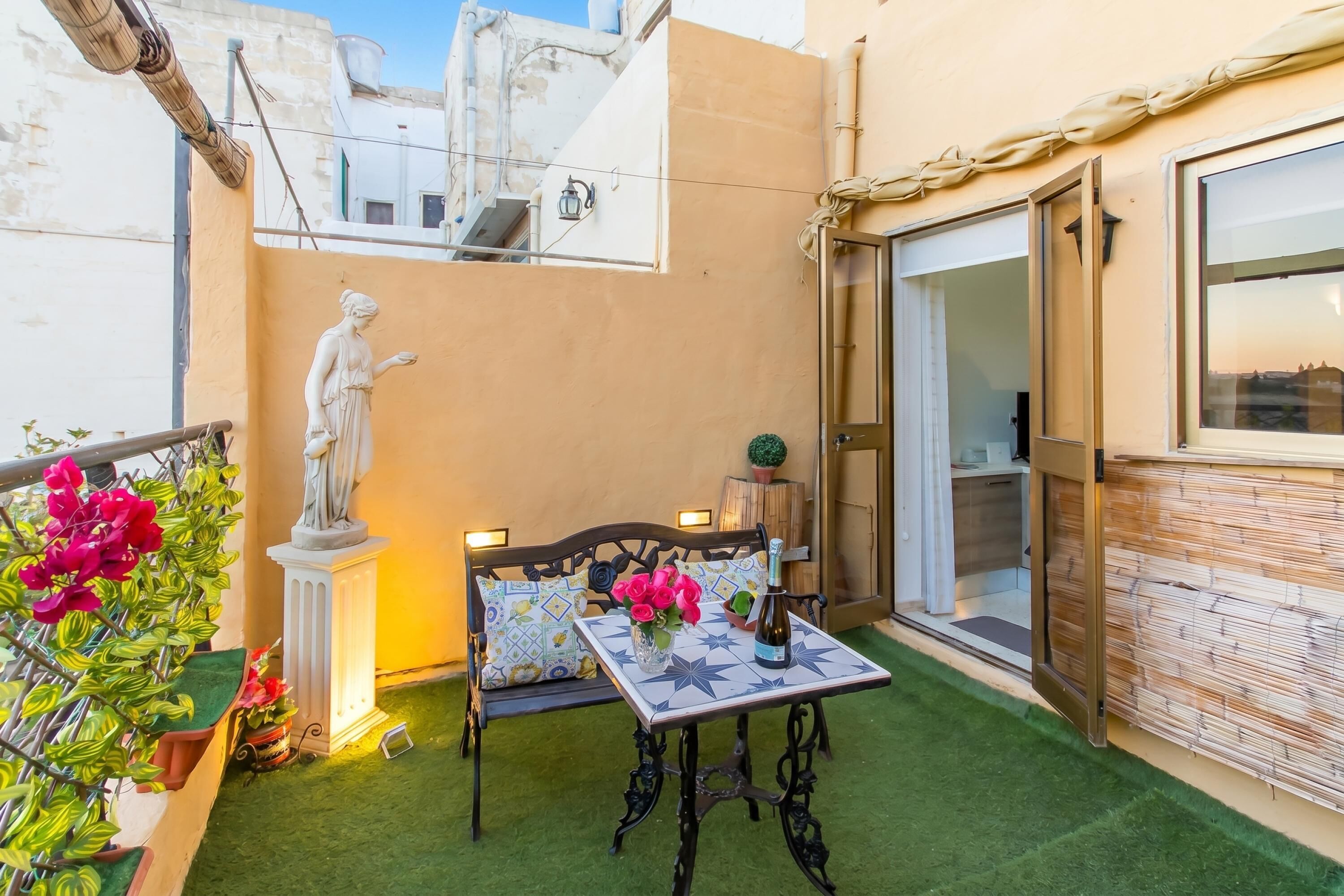 Perhepientalo, useita makuuhuoneita, 2 kylpyhuonetta (Sunny Maltese townhouse Madonnina) | Ulkoruokailutilat