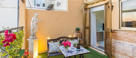 Family Townhome, Multiple Bedrooms, 2 Bathrooms (Sunny Maltese townhouse Madonnina) | Outdoor dining