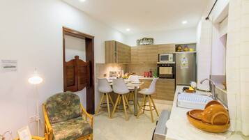 Peti sejuk, ketuhar gelombang mikro, ketuhar, dapur