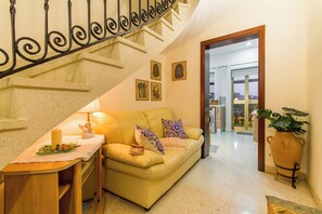 Family Townhome, Multiple Bedrooms, 2 Bathrooms (Sunny Maltese townhouse Madonnina) | Interior