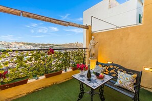 Townhome för familj - flera sovrum - 2 badrum (Sunny Maltese townhouse Madonnina) | Restaurang utomhus