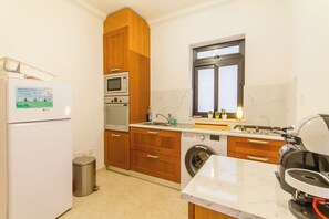 Kühlschrank, Mikrowelle, Herdplatte, Wasserkocher mit Kaffee-/Teezubehör