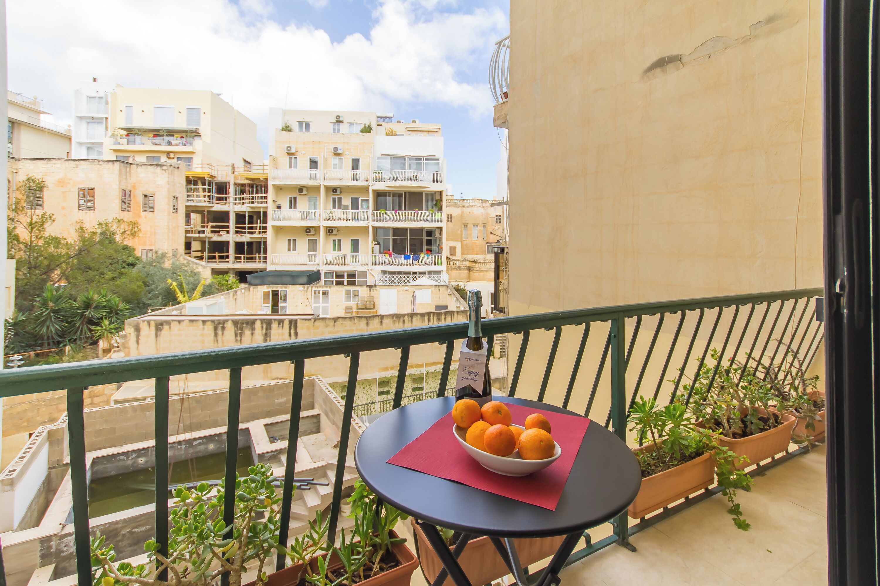Perhehuoneisto, useita makuuhuoneita, 2 kylpyhuonetta (A Lovely Apart By The Sea Sliema) | Ulkoruokailutilat