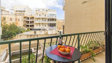 Perhehuoneisto, useita makuuhuoneita, 2 kylpyhuonetta (A Lovely Apart By The Sea Sliema) | Ulkoruokailutilat