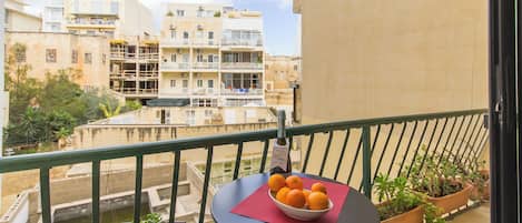 Familienapartment, Mehrere Schlafzimmer, 2 Bäder (A Lovely Apart By The Sea Sliema) | Speisen im Freien