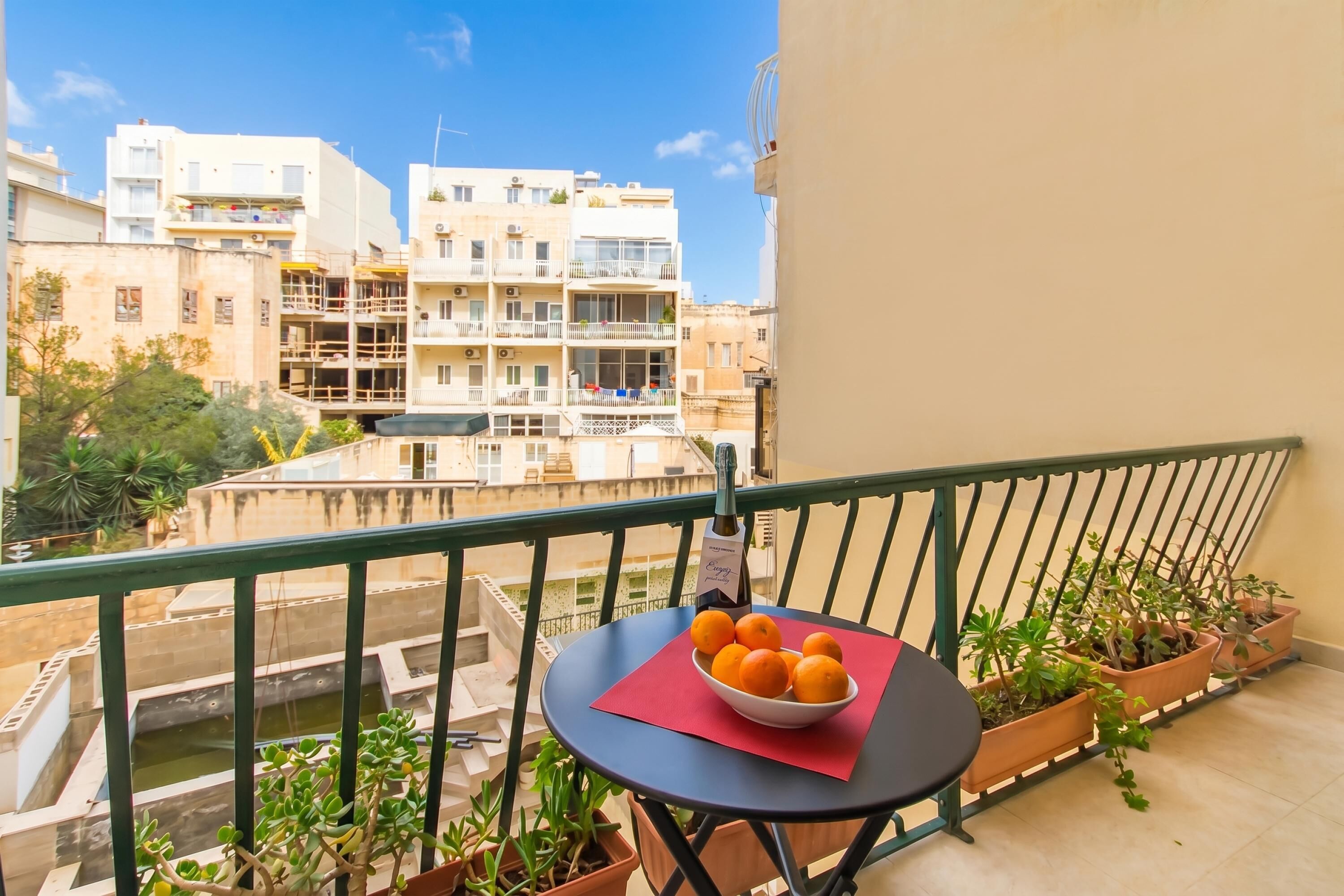 Departamento familiar, varias habitaciones, 2 baños (A Lovely Apart By The Sea Sliema) | Restaurante al aire libre