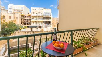 Appartement Familial, plusieurs chambres, 2 salles de bains (A Lovely Apart By The Sea Sliema) | Restauration extérieure