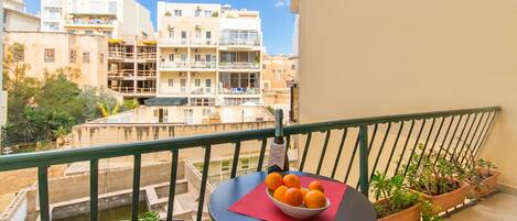 Departamento familiar, varias habitaciones, 2 baños (A Lovely Apart By The Sea Sliema) | Restaurante al aire libre