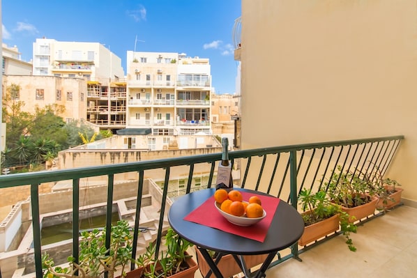 Appartement Familial, plusieurs chambres, 2 salles de bains (A Lovely Apart By The Sea Sliema) | Restauration extérieure