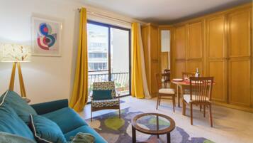 Een 21-inch flatscreentelevisie met kabelzenders