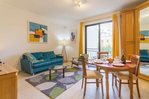 Apartamento familiar, varias habitaciones, 2 baños (A Lovely Apart By The Sea Sliema) | Zona de estar | Televisión de pantalla plana de 21 pulgadas con canales por cable