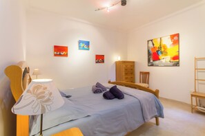 Apartamento familiar, varias habitaciones, 2 baños (A Lovely Apart By The Sea Sliema) | 1 dormitorio, wifi gratis, ropa de cama