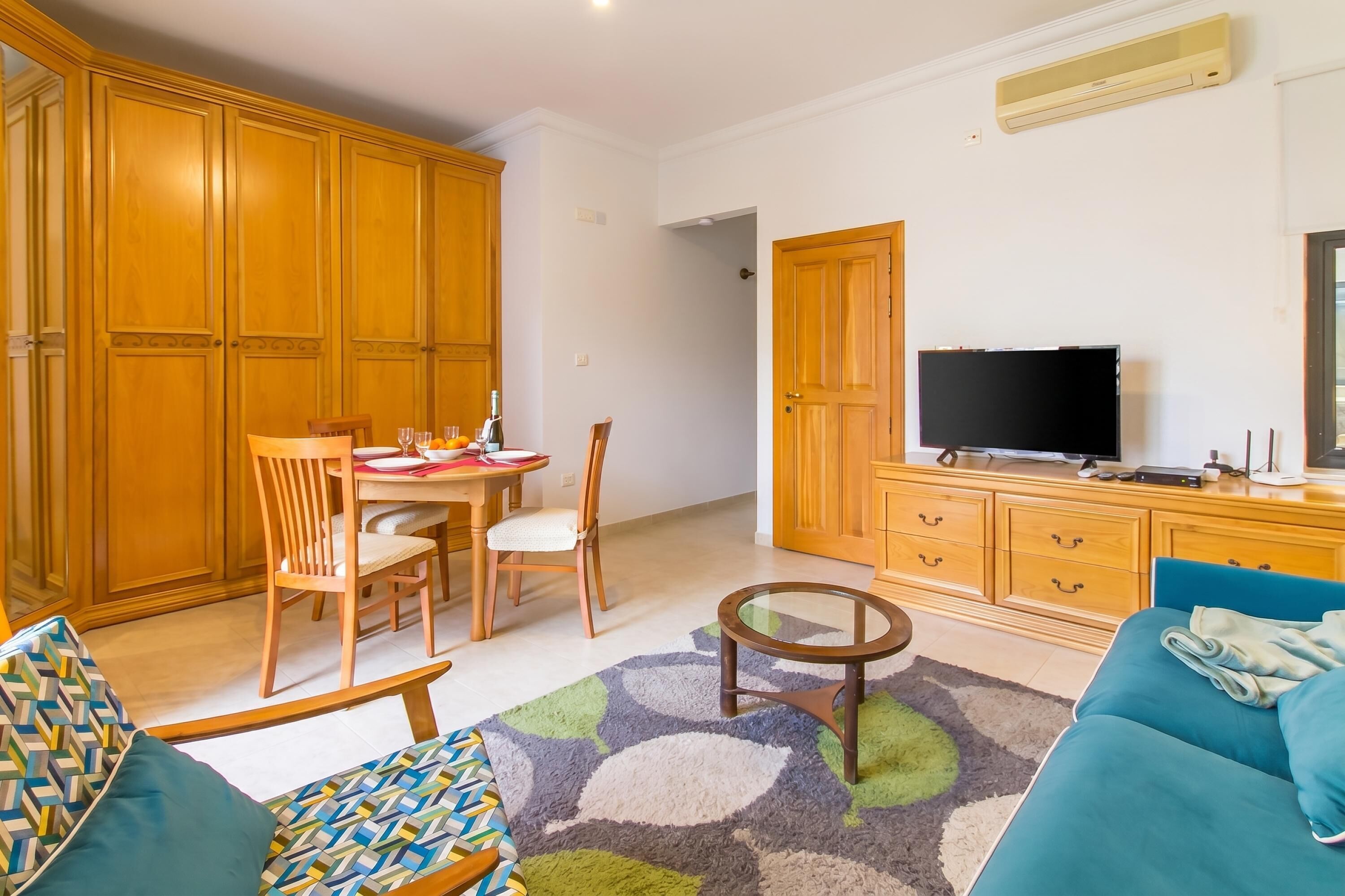 Appartement Familial, plusieurs chambres, 2 salles de bains (A Lovely Apart By The Sea Sliema) | Coin séjour