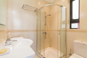 Chuveiro, toalhas de banho, sabonete, shampoo