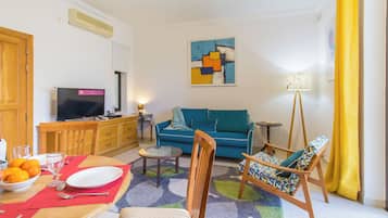 Appartement Familial, plusieurs chambres, 2 salles de bains (A Lovely Apart By The Sea Sliema) | Coin séjour