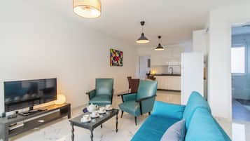 Familieleilighet, flere soverom, 2 bad (A Sunny Penthouse Modern 2 bdr -) | Oppholdsområde | En 21-tommers Flatskjerm-TV med digitale kanaler
