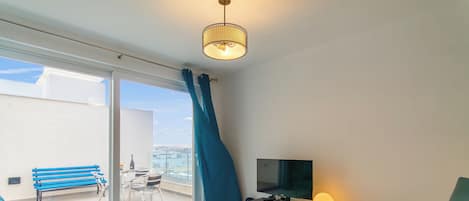 Appartement Familial, plusieurs chambres, 2 salles de bains (A Sunny Penthouse Modern 2 bdr -) | Coin séjour | Télévision à écran plat de 21 pouces avec chaînes numériques