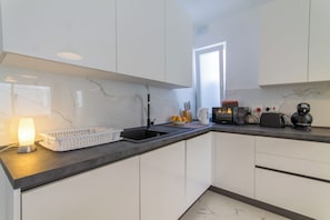 Appartamento familiare, 2 camere da letto, 2 bagni (A Sunny Penthouse Modern 2 bdr -) | Cucina privata | Frigorifero, microonde, forno, piano cottura