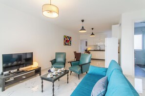 Familieleilighet, flere soverom, 2 bad (A Sunny Penthouse Modern 2 bdr -) | Oppholdsrom | En 21-tommers Flatskjerm-TV med digitale kanaler