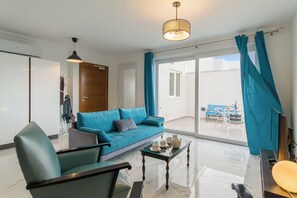 Familie appartement, meerdere slaapkamers, 2 badkamers (A Sunny Penthouse Modern 2 bdr -) | Woonruimte | Een 21-inch flatscreentelevisie met digitale zenders