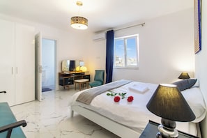 Familienapartment, 2 Schlafzimmer, 2 Bäder (A Sunny Penthouse Modern 2 bdr -) | 2 Schlafzimmer, Bügeleisen/Bügelbrett, kostenloses WLAN, Bettwäsche