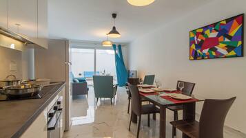 Appartamento familiare, camere multiple, 2 bagni (A Sunny Penthouse Modern 2 bdr -) | Ristoranti