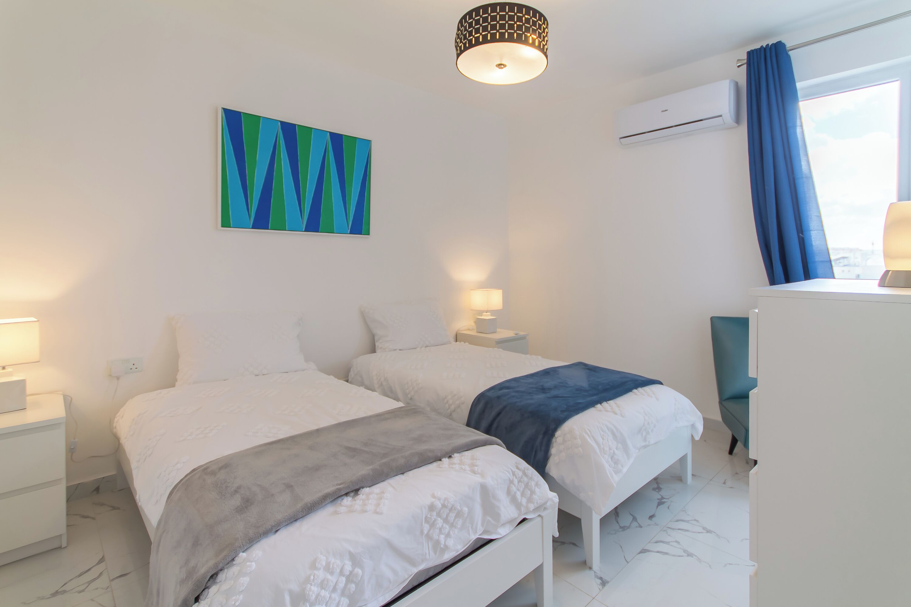 Appartement Familial, plusieurs chambres, 2 salles de bains (A Sunny Penthouse Modern 2 bdr -)