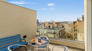 Appartamento familiare, camere multiple, 2 bagni (A Sunny Penthouse Modern 2 bdr -) | Ristorazione all'aperto