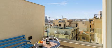 Appartement familial, plusieurs chambres, 2 salles de bains (A Sunny Penthouse Modern 2 bdr -) | Restauration en plein air