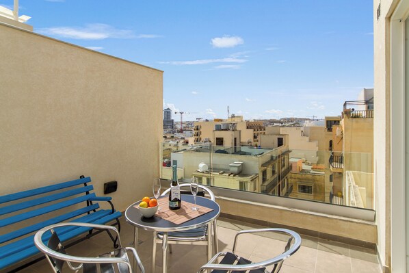 Family Apartment, Multiple Bedrooms, 2 Bathrooms (A Sunny Penthouse Modern 2 bdr -) | Outdoor dining