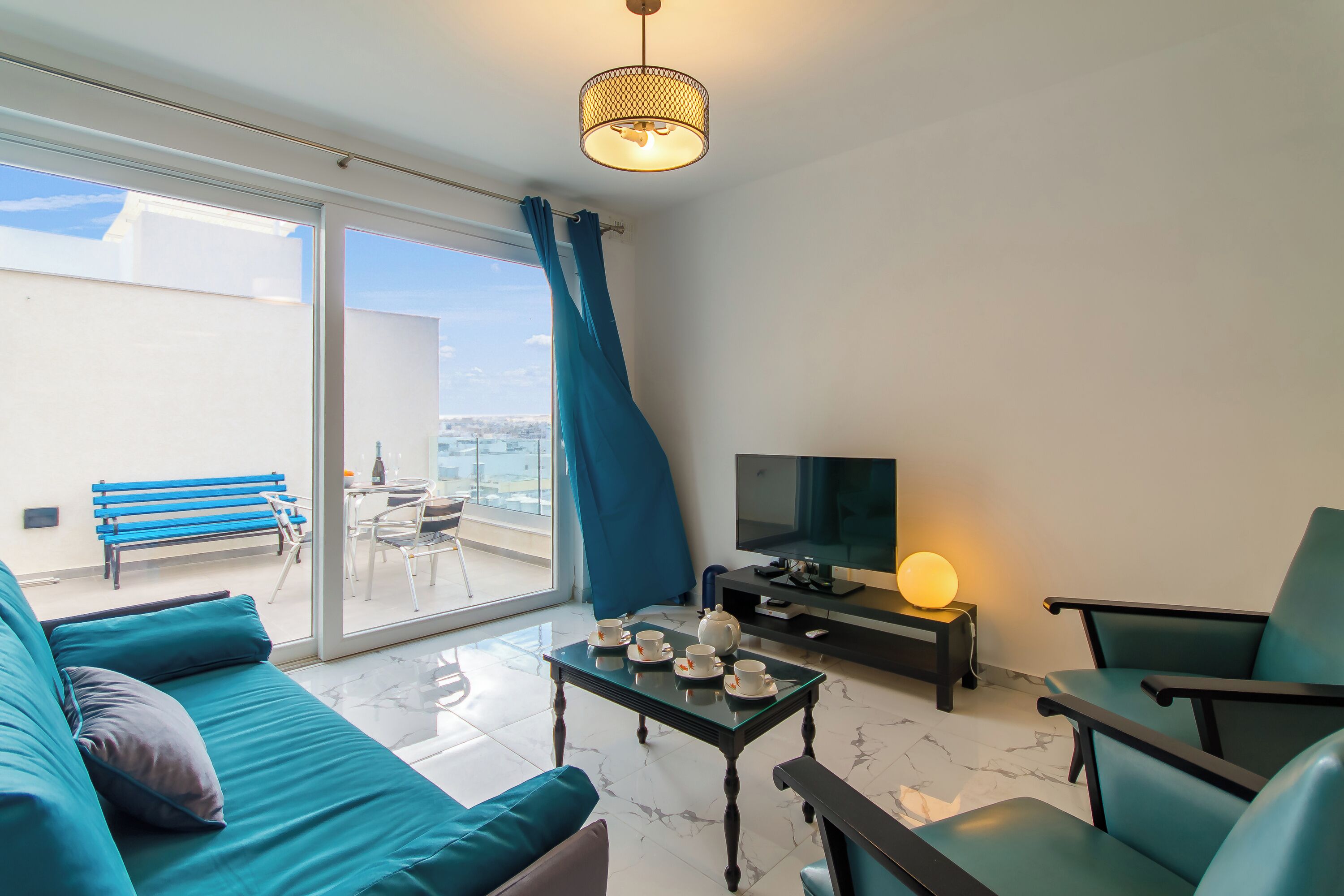 Departamento familiar, varias habitaciones, 2 baños (A Sunny Penthouse Modern 2 bdr -) | Área de sala de estar | Televisión de pantalla plana de 21 pulgadas con canales digitales 