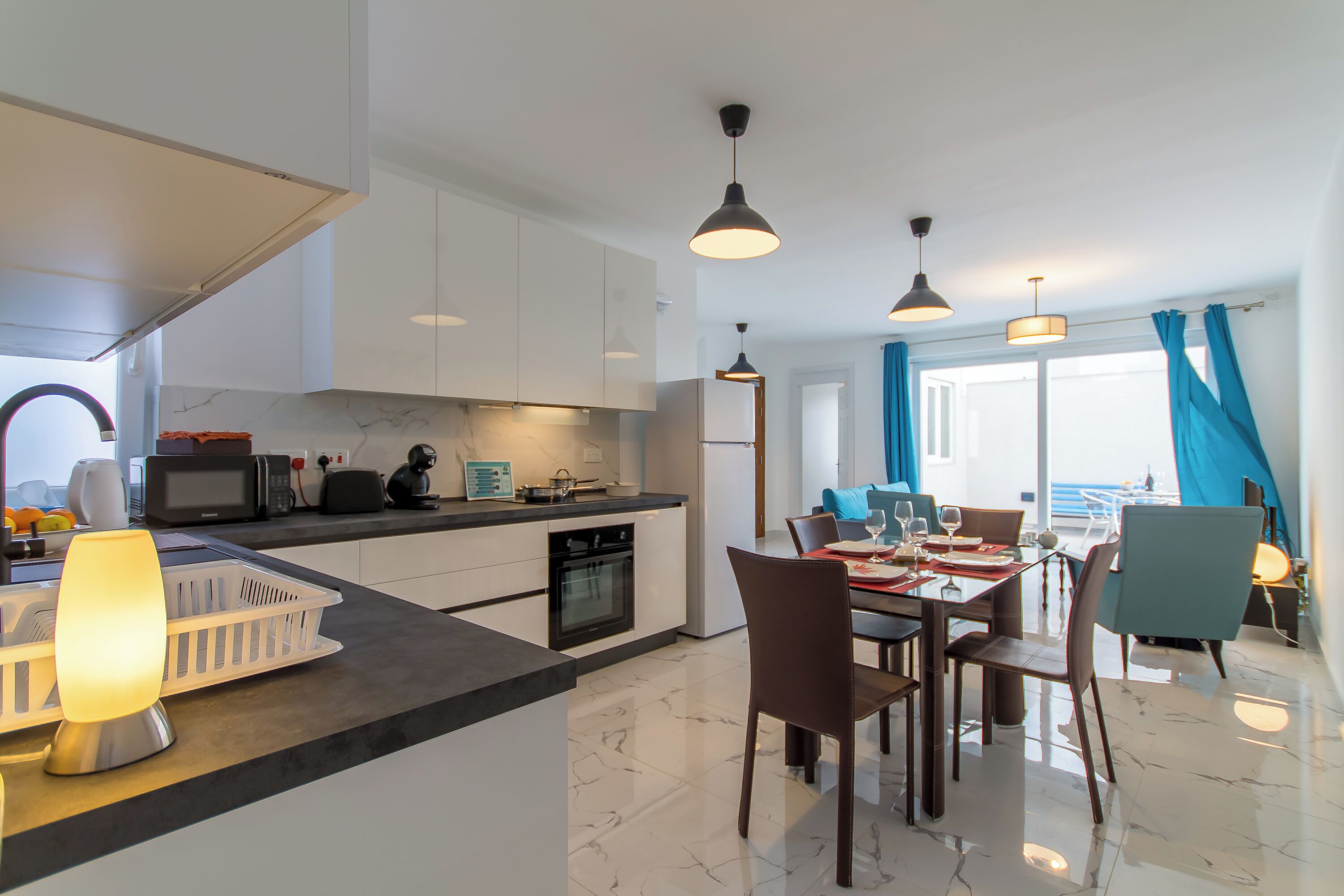 Familieleilighet, flere soverom, 2 bad (A Sunny Penthouse Modern 2 bdr -) | Eget kjøkken | Kjøleskap, mikrobølgeovn, ovn og kokeplater