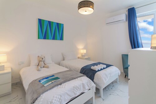 A Sunny Penthouse Modern 2 bdr - Sliema