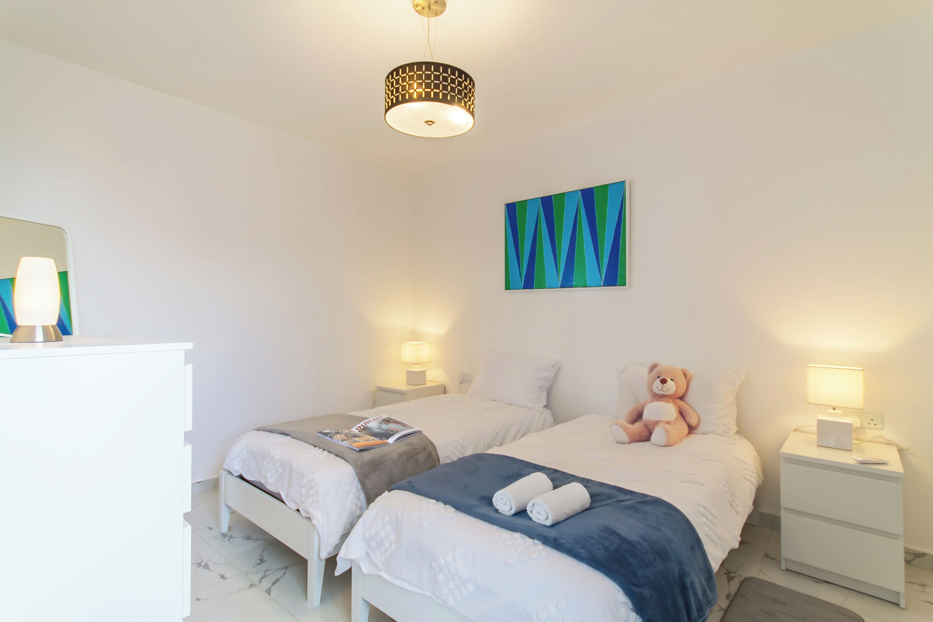 Appartement Familial, plusieurs chambres, 2 salles de bains (A Sunny Penthouse Modern 2 bdr -) | 2 chambres, fer et planche à repasser, Wi-Fi gratuit, draps fournis