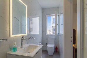 Family Apartment, Multiple Bedrooms, 2 Bathrooms (A Sunny Penthouse Modern 2 bdr -) | Bathroom