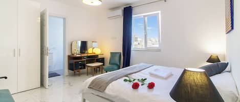 Familienapartment, Mehrere Schlafzimmer, 2 Bäder (A Sunny Penthouse Modern 2 bdr -)