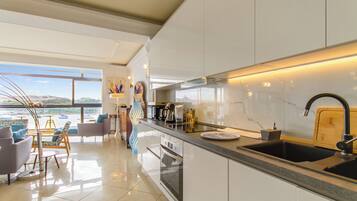 Appartement Familial, plusieurs chambres, 2 salles de bains (A Magnificent Sunny Seafront Apart) | Cuisine privée | Réfrigérateur, micro-ondes, four, plaque de cuisson