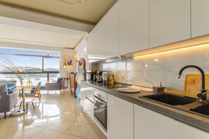 Appartement Familial, plusieurs chambres, 2 salles de bains (A Magnificent Sunny Seafront Apart) | Cuisine privée | Réfrigérateur, micro-ondes, four, plaque de cuisson
